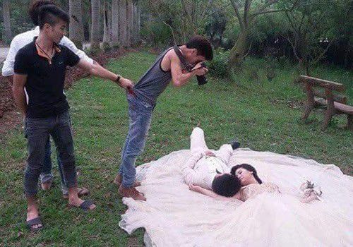 2. Foto prewedding model tidur di atas tanah