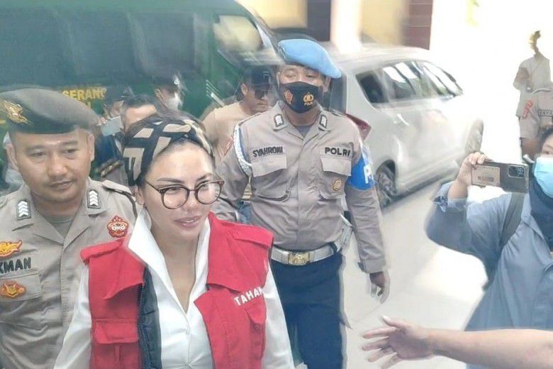 # Tersenyum Lebar di Sidang Perdana