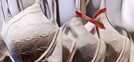 Viral, Iklan Bra Ini Dihina Karena Dada Sang Model Tampak Besar Sebelah