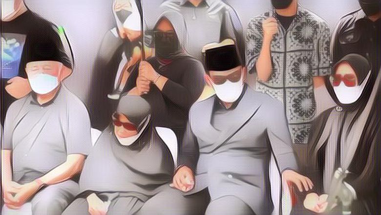 Tatap Jenazah Eril, Ridwan Kamil Gandeng Tangan Atalia dan Ibunda Tercinta di Pemakaman