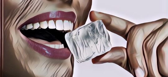 Emang Bener Ya, Ngunyah-ngunyah Es Batu Bikin Berat Badan Naik?