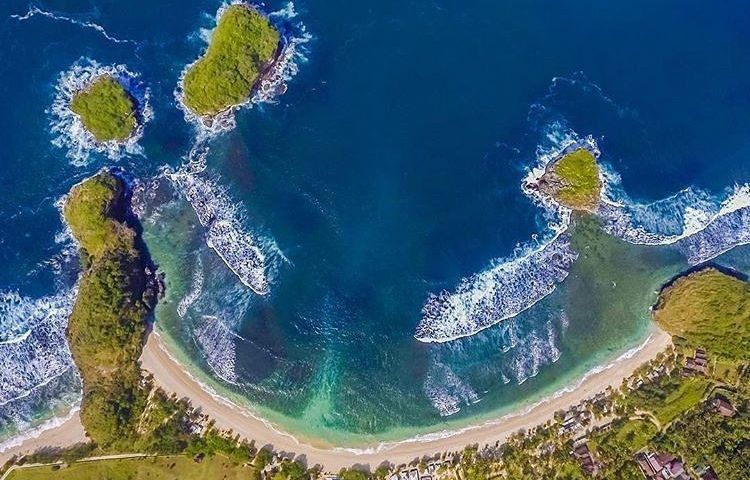 3. Pantai Watu Karung