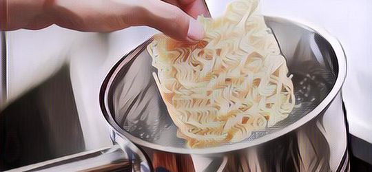 Ternyata Air Rebusan Mi Instan Punya Manfaat yang Tak Disangka-Sangka, Coba Aja Buang ke Tanah dan Lihat Hasilnya!