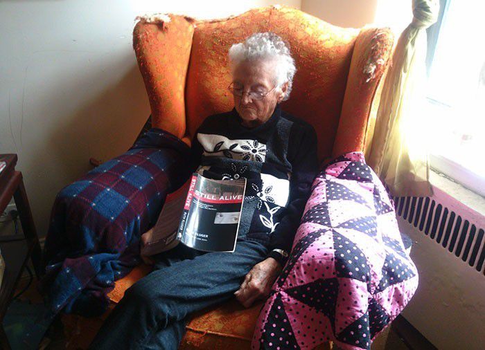 15. Nenek lagi jenguk cucunya, kaget dong liat nenek ketiduran dengan buku berjudul "Still Alive" yang artinya "masih hidup"