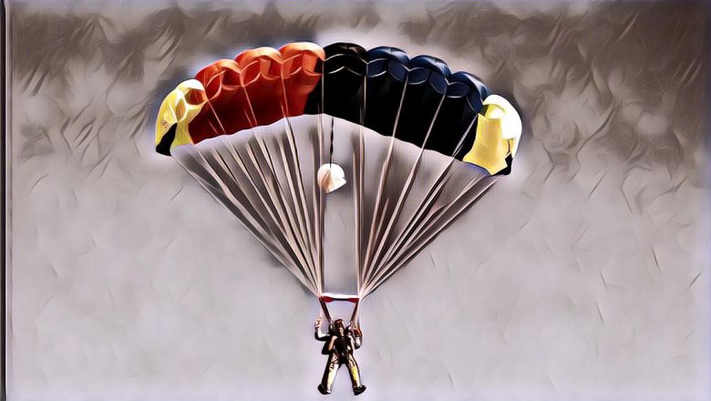 Terekam Detik-detik Penerjun Payung Gagal Atraksi Dan Meninggal Usai Mendarat Keras Di Lapangan