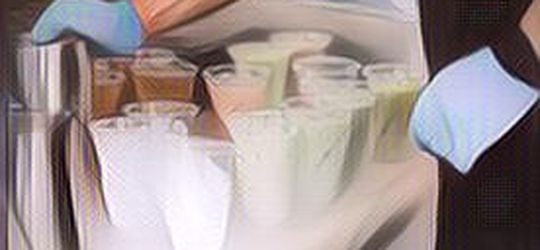 Wow, Pedagang Minuman Pinggir Jalan Ini Pakai Air Mineral merek Evian untuk Bahan Baku