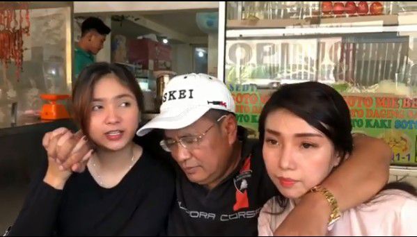 7. Bersama Dua Orang Gadis Super cantik