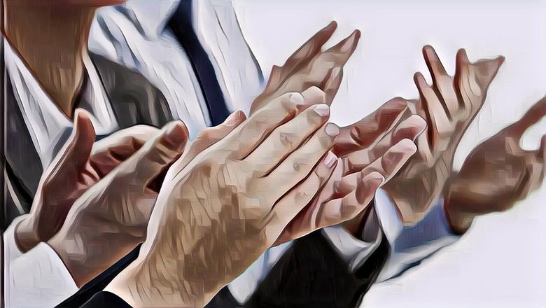 Terkena Kelainan Langka, Pria Ini Bisa Tepuk Tangan Pakai Bahu