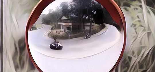 Sudah Tahu Belum Kalau Cermin Cembung di Tikungan Jalan Itu Bukan Kaca?