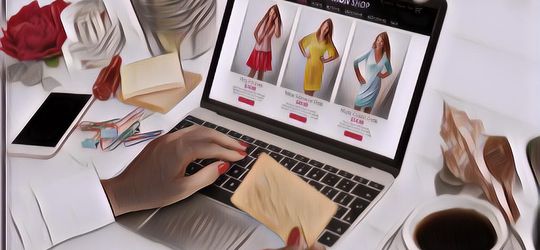 Viral Wanita 'Sulap' Suami Saat Tidur Lelap Jadi Model Baju Dagangan