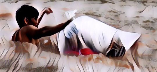 Foto Seorang Pria Seberangkan Anak-Anak di Sungai untuk Bersekolah Viral