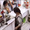 Viral Ada Pegawai yang Kerja Tapi Pakai Infus, Netizen Malah Hujat Karena Ini
