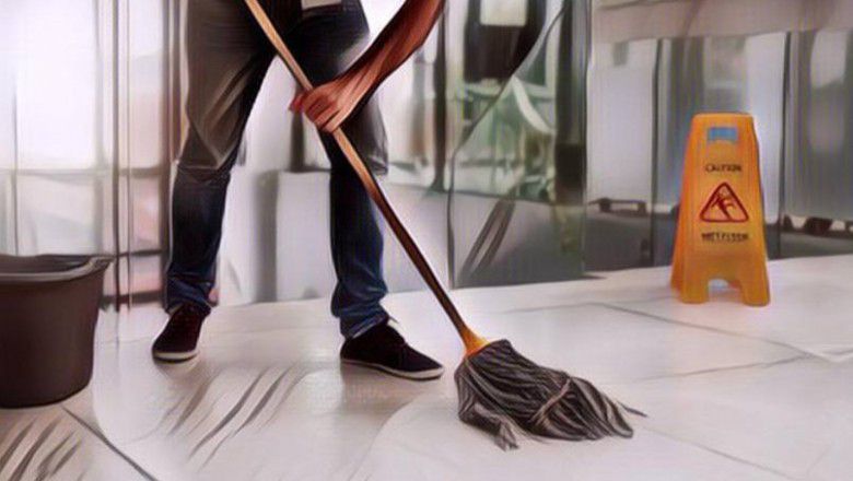 Viral Video Seorang OB Bersihkan Sepatu Pengunjung Mal, Pihak Keluarga Langsung Buka Suara