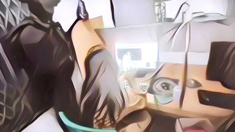 Gara-Gara Nyanyi Sambil Menghayati Lagu, Wanita Ini Sampai Tak Dengar Polisi Datang