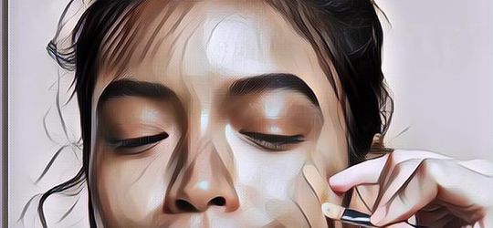 Begini Trik Supaya Foundation Gak Gampang Cakey, Wanita Wajib Tahu