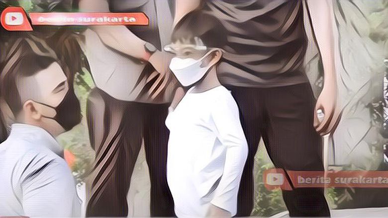 Sabarnya 2 Paspamres Ini Saat Momong Jan Ethes Bermain Perosotan di Taman