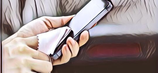 Hindari Gunakan 5 Benda Ini untuk Bersihkan Smartphone Kalian