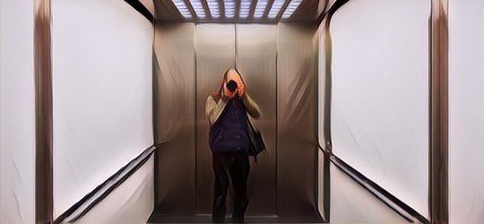 Sudah Tahu Belum Kenapa di Dalam Lift Ada Cermin? Begini Penjelasannya