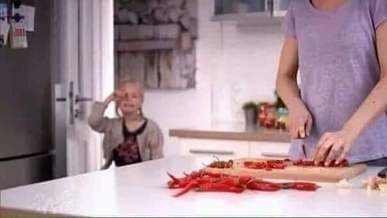 Anak ini mengadu pada ibunya sambil menangis