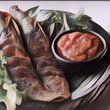 Ngakak! Seorang Pria Makan Pecel Lele Bukan dengan Nasi, Tapi Ini……
