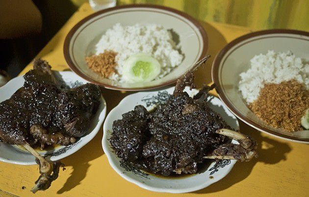 1. Bebek hitam