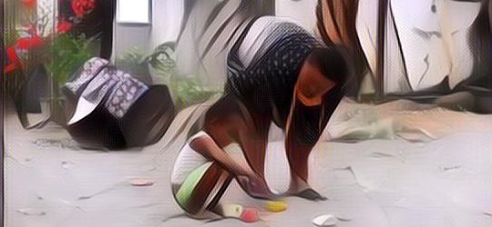 Aneh, Balita di Tegal Ini Suka Makan Pasir