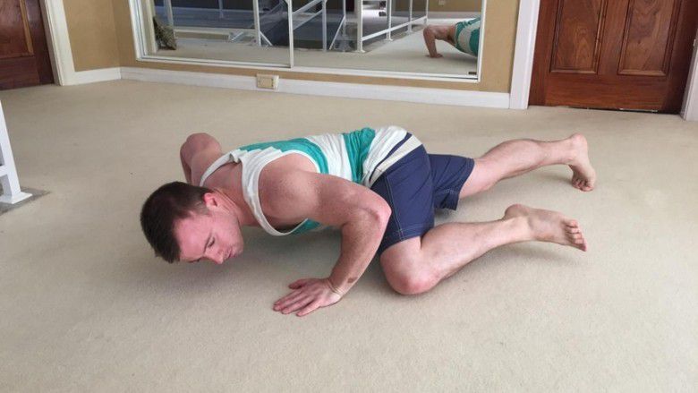 2. Gerakan Push-up Spiderman