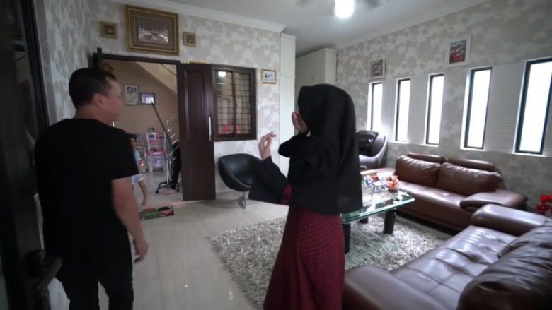 Walaupun berada di gang sempit, namun bagian dalam rumah Ayu ternyata cukup luas dan megah, lho! Pokoknya nyaman banget!