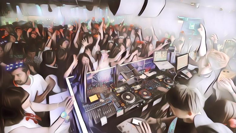 Viral, Pria Ini Datang Ke Tempat Hiburan Malam Pakai Baju Muslim dan Peragakan Gerakan Sholat