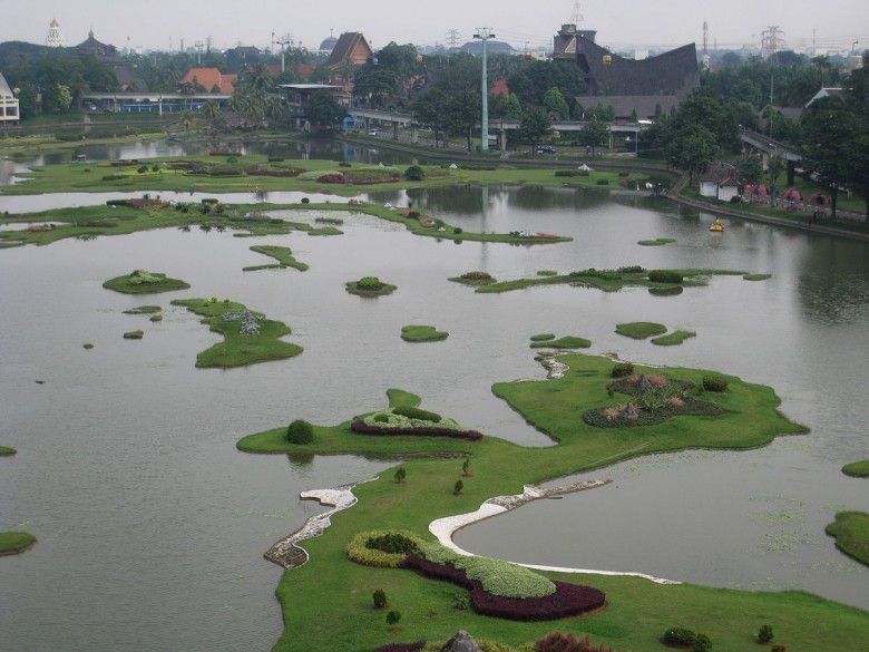4.	Taman Mini Indonesia Indah (TMII)