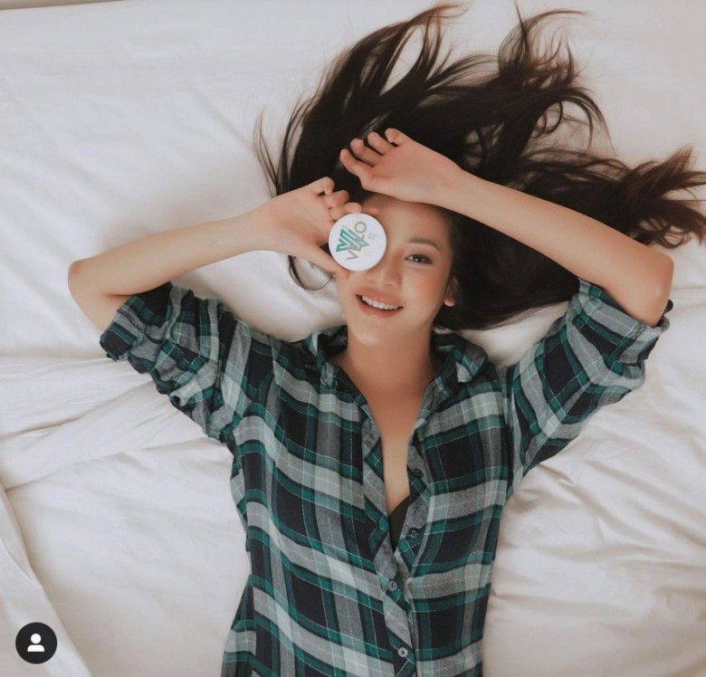 Lagi-lagi Anya Geraldine pamer aksi goler-goler manja di atas kasur empuk. Duh kok rasanya mendadak ngantuk, ya.