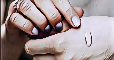 Banyak yang Belum Tahu, Ini Dia Perbedaan Skin Tint dengan Foundation dan Cushion