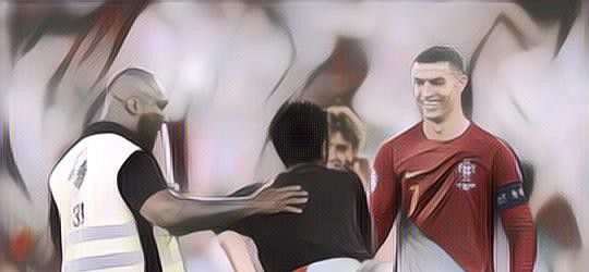 HEBOH! Cerita 5 Penonton Sepak Bola yang Nekat Masuk ke Lapangan Saat Pertandingan