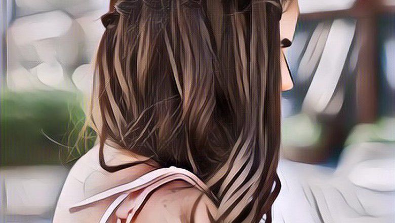 Bingung Mau ke Pesta? Coba Gaya Rambut Waterfall Braid Berikut Ini!