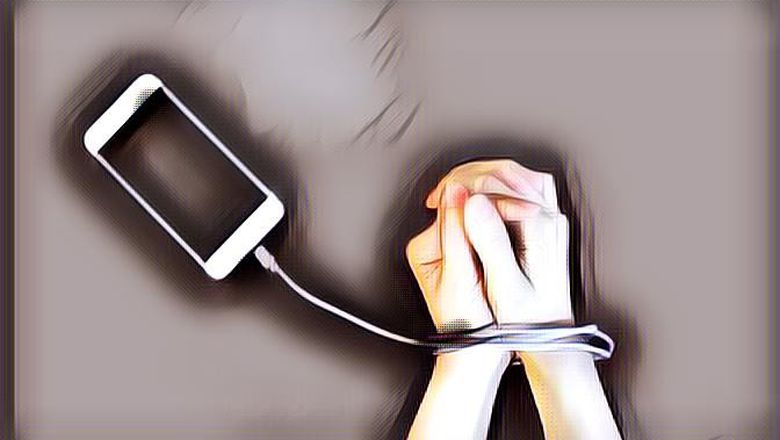 Wah, Kebiasaan Main Sosial Media Ternyata Bisa Bikin Gigi Rusak Lho!