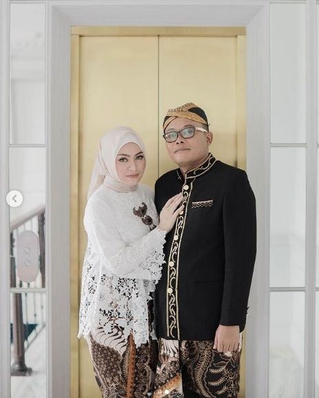 2. Tema Pakaian Adat Tradisional