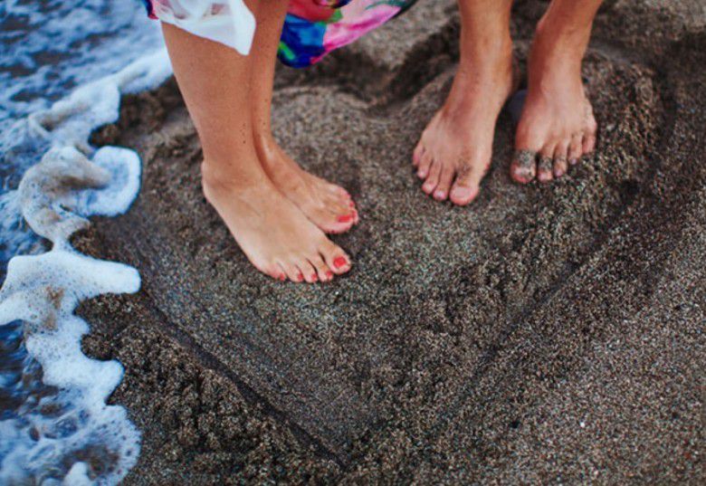 Soalnya, jatuh cinta dan kecanduan tuh mirip