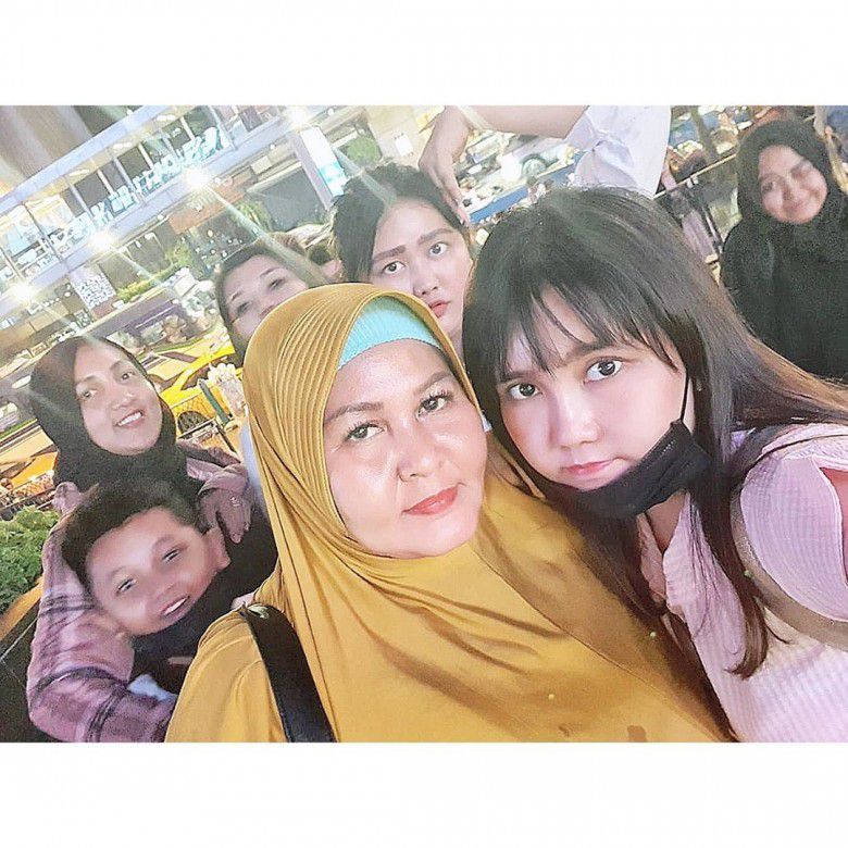 5. Via Vallen dengan poni dan pipi chubby yang makin terlihat cute