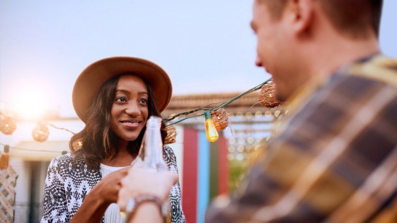 11. Dua orang asing bisa jatuh cinta dengan saling bertatapan mata