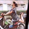 Sederet Potret Kocak Emak-Emak Naik Motor, Bikin Geregetan!