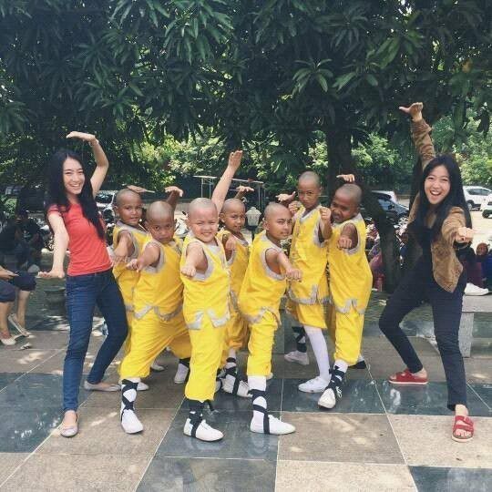 16. Throwback Ya, Nona? Foto Bareng Shaolin-Shaolin Kecil, Ceria Banget Ya