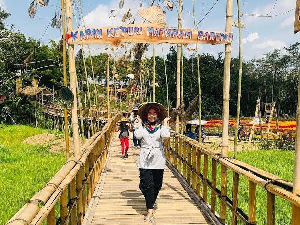 4. Menuju Taman bunga melalui jembatan tradisonal yang panjang dan instagramable