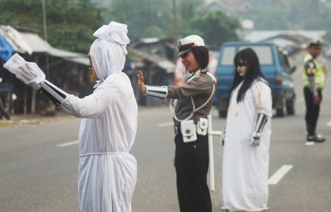 4. Pocong Lalulintas