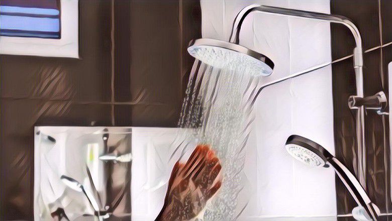Kata Siapa Mandi Malam Bikin Rematik? Cek Faktanya di Sini!