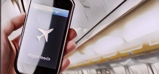 Mengaktifkan Handphone Saat di Dalam Pesawat Beneran Bahaya? Begini Penjelasannya