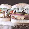 Unik Banget! Ada Pasangan Menikah Pakai Burger Raksasa dengan Berat 1,5 Kg