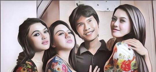 Bikin Melongo, Orang-Orang Ini Buktikan Kalau Berpoligami Keluarganya Tetap Harmonis