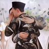 Bikin Haru, Pria Ini Datang ke Pernikahan Mantan dan Memeluk Erat Suaminya