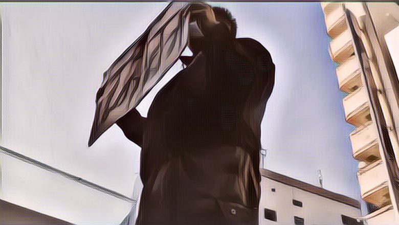 Seorang Pria Bisa Menghasilkan Duit dari Memuji Orang, Ini Kisahnya