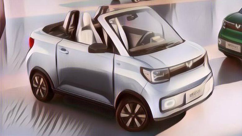 Kasihan Tapi Bikin Ngakak, Pengendara Motor Ini Mendorong Mobil Listrik yang Mogok Pakai Kaki